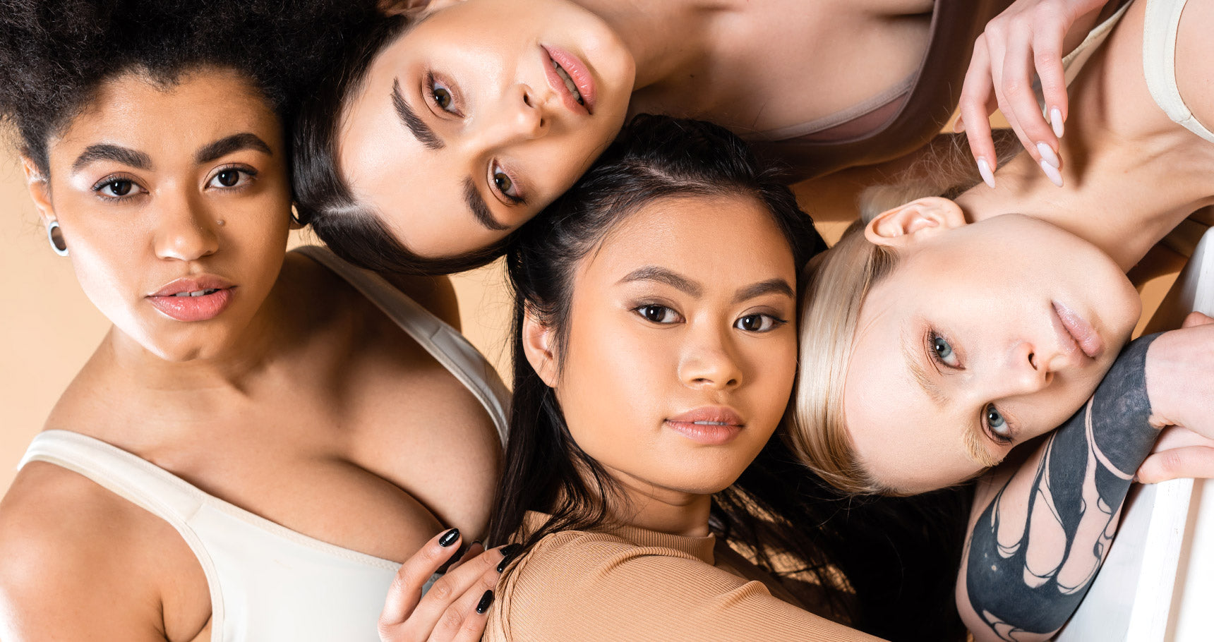 Protezione, idratazione e copertura in un solo gesto.